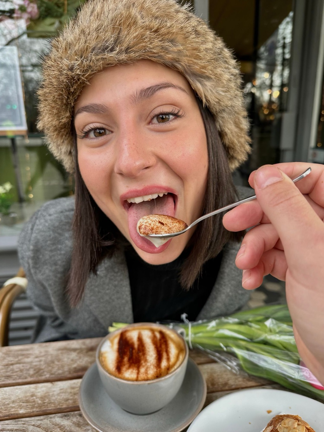 alba sonriendo con un capuchino