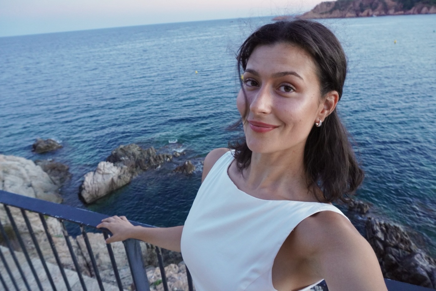 alba sonriendo en un mirador sobre el mar de la costa brava